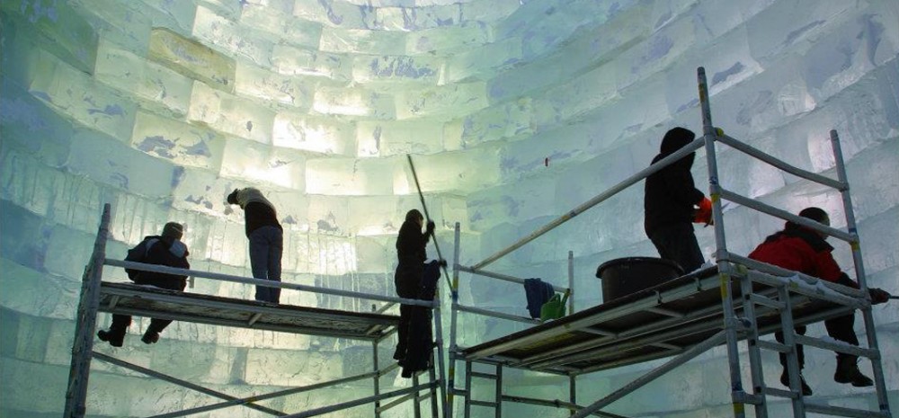 Construction of Oblong Voidspace by Jene Highstein and Steven Holl, 2003. Photo by Ville Kostamoinen.